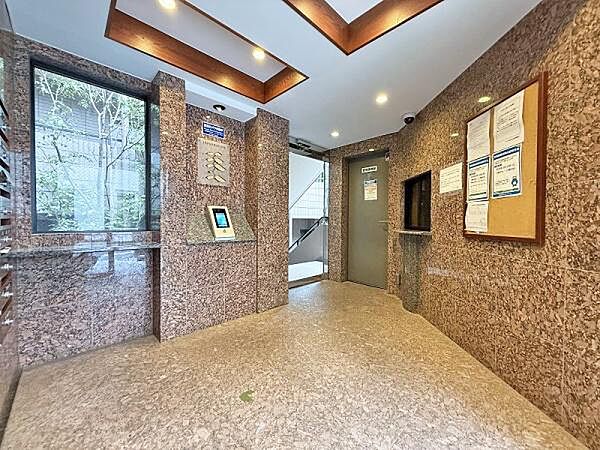 ロビーは建物の内部にありながら屋外ともいうべき「しなやかな」場所であり“外” と“内” との気持ちを切り替える特別な場所でもあります。その柔軟な空間は、いつも清潔に保たれており、管理の良さが伺えます