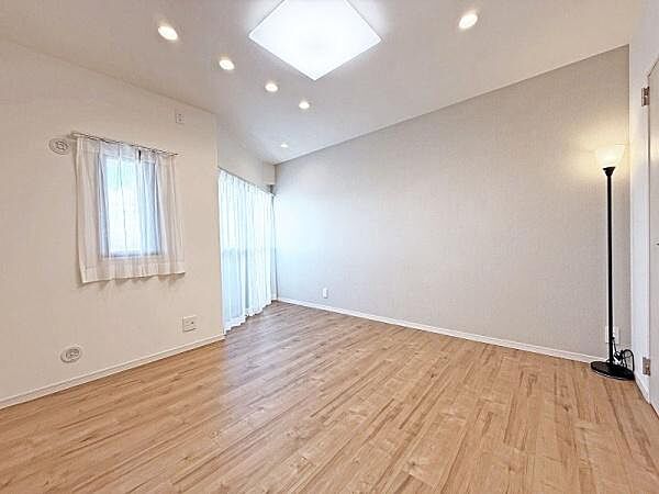 床材は落ち着きのあるカラーの自然木目調を採用。壁面は主張しすぎないオフホワイトを配色することにより空間全体に広がりを感じさせてくれます。