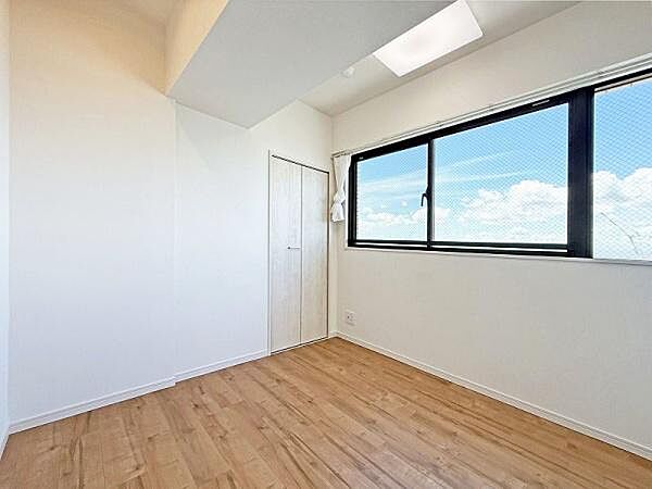 床材は落ち着きのあるカラーの自然木目調を採用。壁面は主張しすぎないオフホワイトを配色することにより空間全体に広がりを感じさせてくれます。