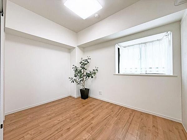 床材は落ち着きのあるカラーの自然木目調を採用。壁面は主張しすぎないオフホワイトを配色することにより空間全体に広がりを感じさせてくれます。