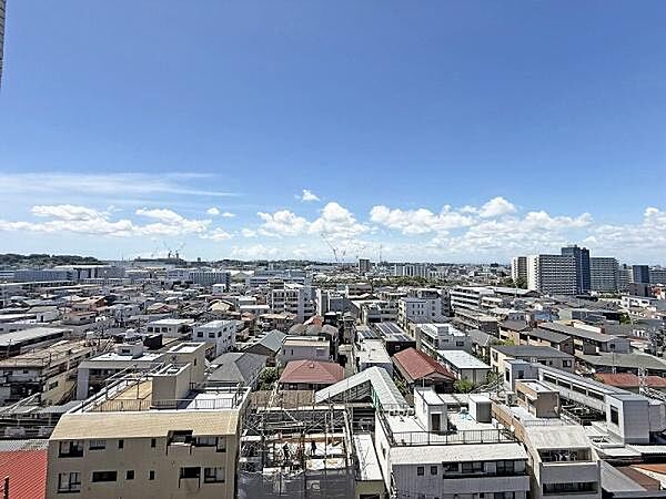 部屋位置が良い為、眺望を邪魔する障害物がなく、ずっと遠くまでスッキリな景色。陽当たり・通風も大変良く、このバルコニーでは自宅に居ながら都会の喧騒を忘れさせてくれます。