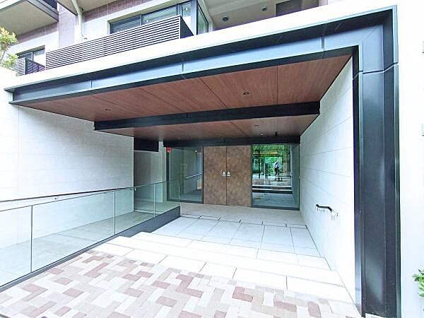 人に例えますとマンションのエントランスは「顔」にあたります。清潔感を備えた本マンションの「顔」は、訪れる人を大切に迎えてくれます