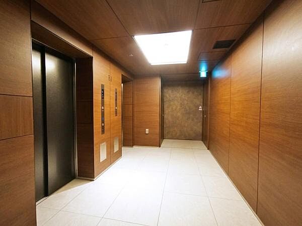 オートロックの中を入るとエレベーターがあります。重厚感のある気品あふれたエントランス。セキュリティーシステムが充実しています。