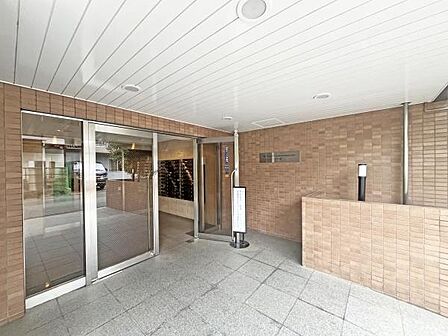 建物エントランス・人に例えますとマンションのエントランスは「顔」にあたります。清潔感を備えた本マンションの「顔」は、訪れる人を大切に迎えてくれます。