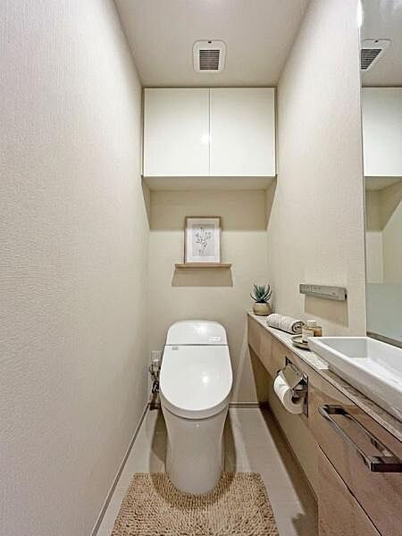 トイレは落ち着きある空間と清潔感あるお好みの香りをまとい演出することでいつもキレイを保つことができます。お好みのコーディネートをお楽しみください。※AIにより家具・小物を配置したCG加工画像です