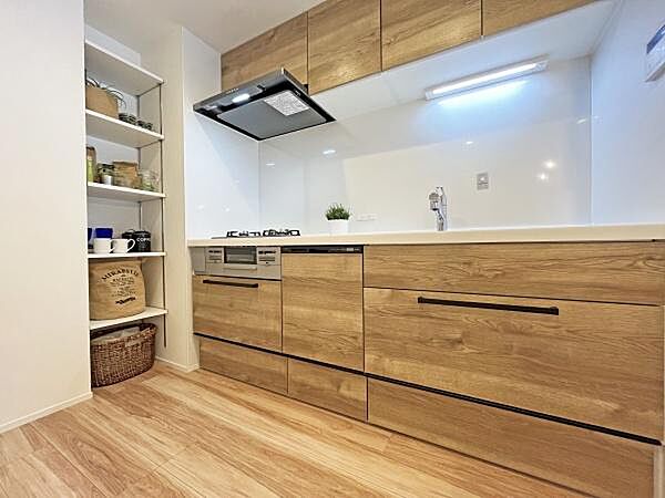 ホームパーティーを催して自慢したくなるオシャレな空間のキッチン。この雰囲気に合わせる家具や家電探しはワクワクばかり。