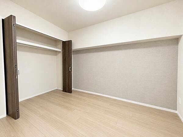 床材は落ち着きのあるカラーの自然木目調を採用。壁面は主張しすぎないカラーを配色することにより空間全体に広がりを感じさせてくれます。※ＡＩにより写真を加工しています。