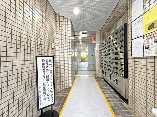 建物エントランス・人に例えますとマンションのエントランスは「顔」にあたります。清潔感を備えた本マンションの「顔」は、訪れる人を大切に迎えてくれます。