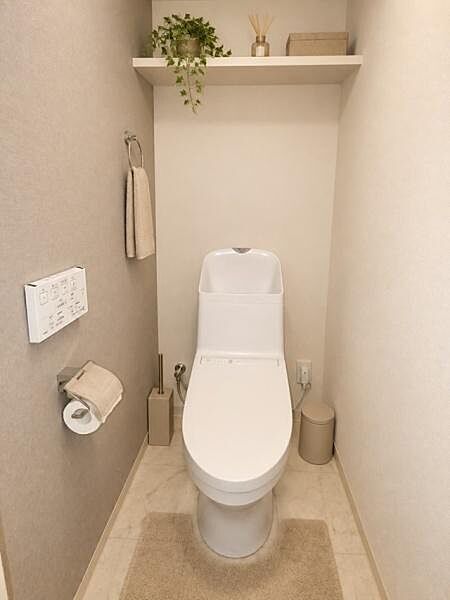 トイレは落ち着きある空間と清潔感あるお好みの香りをまとい演出することでいつもキレイを保つ事ができます。窓があるのは嬉しいですね。※AIにより家具・小物を配置したCG加工画像です
