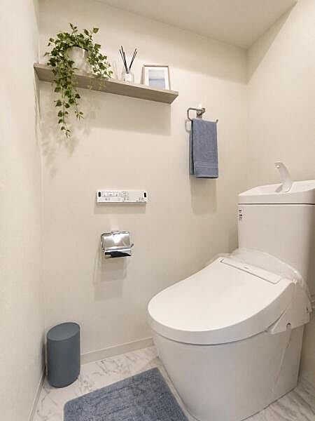 トイレは落ち着きある空間と清潔感あるお好みの香りをまとい演出することでいつもキレイを保つ事ができます。窓があるのは嬉しいですね。※ステージングとAIにより家具・小物を配置したCG加工画像です