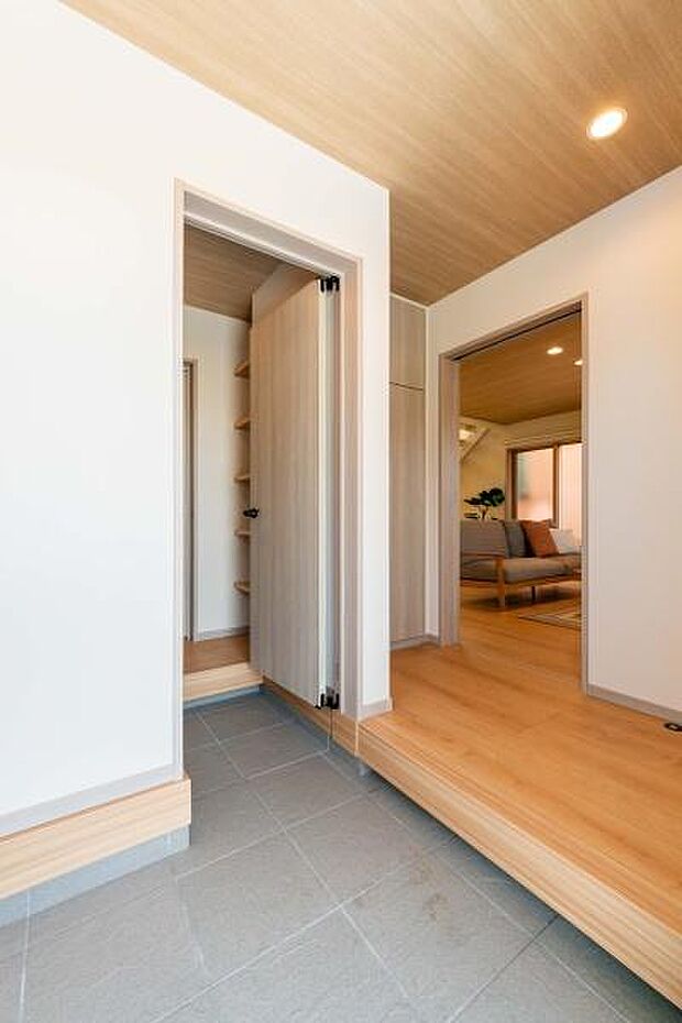 「スタイリッシュな玄関」お出かけの時。家に帰ってきたとき。このスタイリッシュな玄関に癒されます。