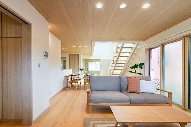 家族の時間を豊かに彩る、開放的な大空間リビング。明るい陽射しが心地よく、自然と笑顔が溢れます。お子様の成長に合わせて、レイアウトも自由自在。家族みんなが快適に過ごせる空間です。
