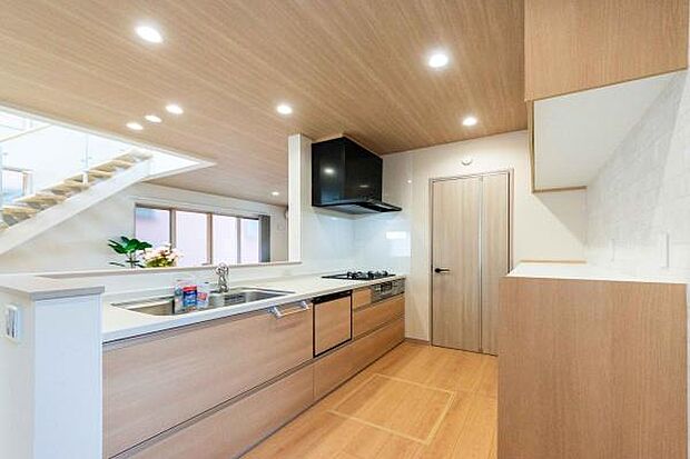 「全体を見渡せる安心感」家族の会話が弾む奥様に人気の高いカウンターキッチン、料理しながらお子様の様子の確認ができ移動しやすい広いキッチンスペースです。