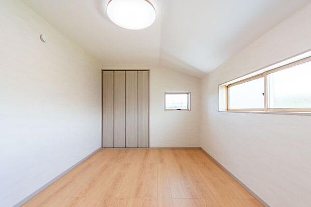 「目覚めの質」が変わる朝。陽光が心地よく射し込む寝室で、自然と体内時計がリセット。家族みんなが清々しい一日をスタートできる、日当たりにこだわった住まい。