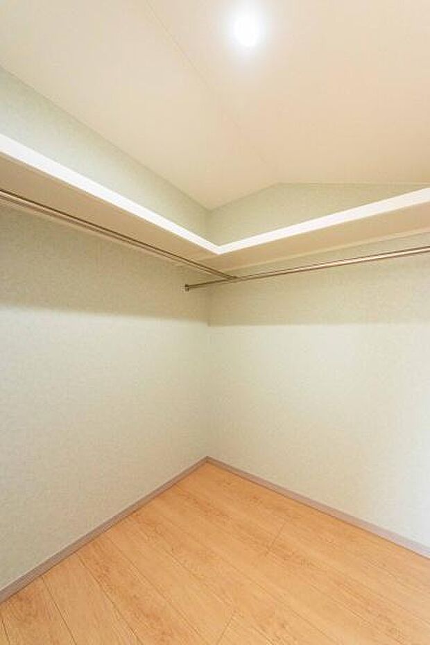 「大型ウォークインクローゼット」奥行・横幅のある広いWIC。