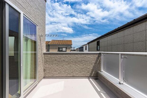 「清々しいバルコニー」広々としたバルコニーは陽当たりはもちろん、解放感や眺望も楽しめます。碧空を満喫し心が透きとおる。癒される心地よい空間。