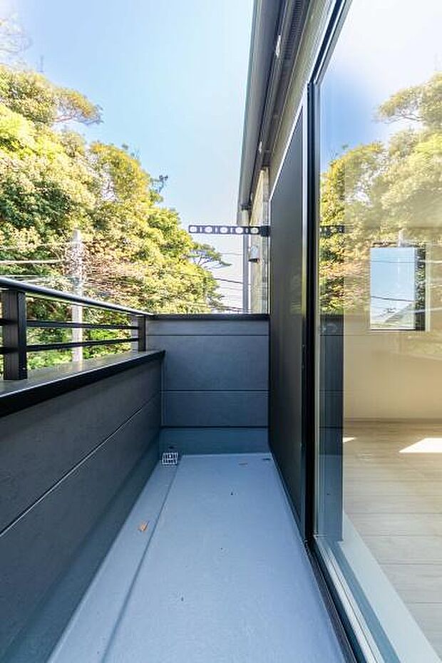 「広い使いやすいバルコニー」陽ざしがたっぷり降り注ぐ、広々としたバルコニー付き住まい。