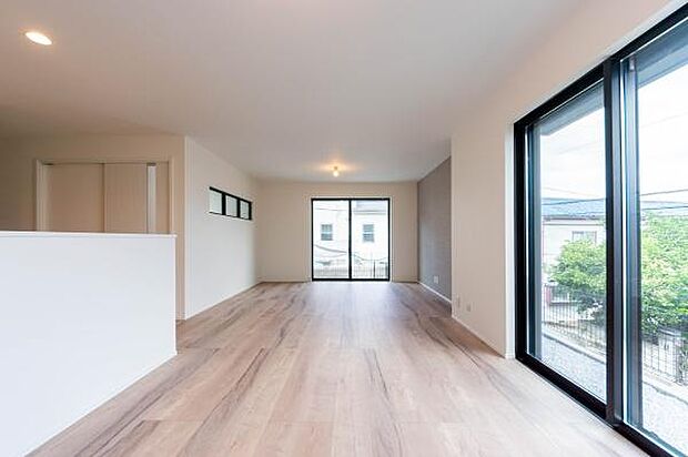 大きな窓から陽光が降り注ぐ、明るく開放的なリビング。家族みんなが自然と集まり、笑顔があふれる毎日が目に浮かぶようです。