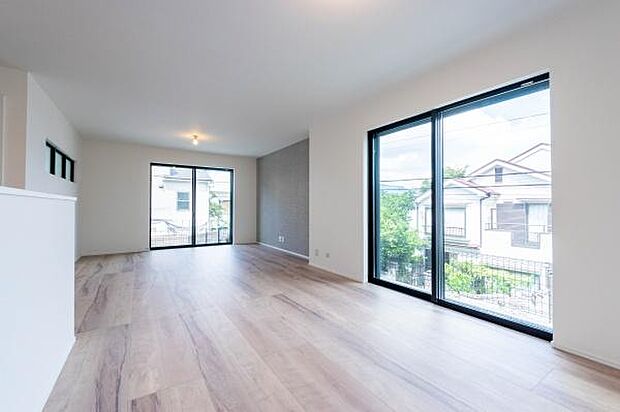 大きな窓から陽光が降り注ぐ、明るく開放的なリビング。家族みんなが自然と集まり、笑顔があふれる毎日が目に浮かぶようです。