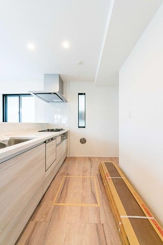 家族の会話が弾む対面キッチン。料理をしながらお子様の様子が見守れて安心。笑顔が集まる明るいLDKです。