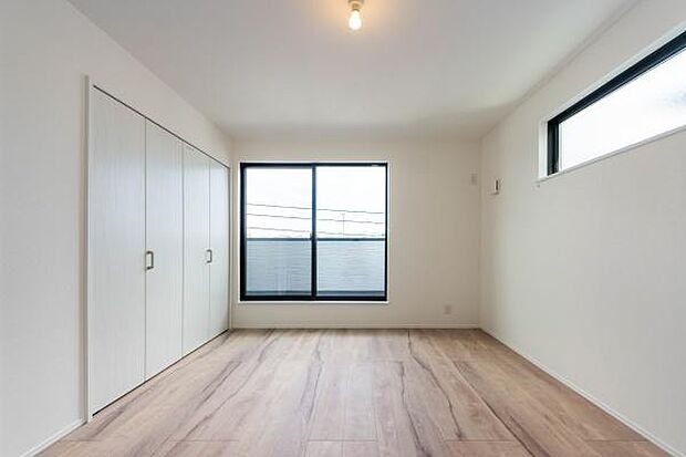 お子様の成長に合わせて使い方を自由に変えられるシンプルなお部屋。明るい日差しの中、のびのびと遊ぶ姿が目に浮かびます。家族の笑顔が育つ住まいです。