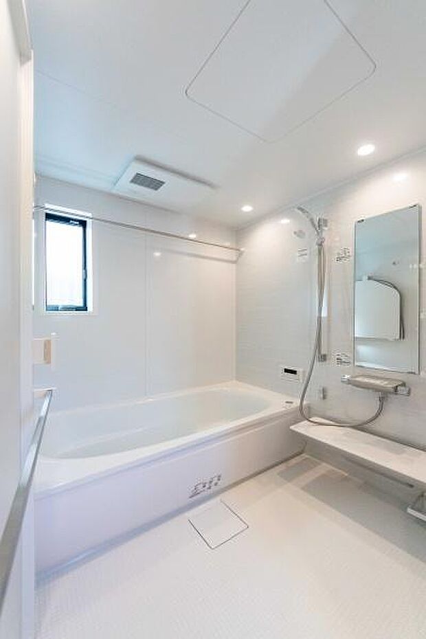 お子様と一緒でもゆったり入れる広々としたバスタブが魅力。今日の出来事をおしゃべりしながら、家族の絆が深まる。そんな温かい時間がここから生まれます。