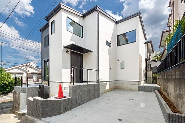 大きな窓から陽光が降り注ぐ明るい室内を想像させます。ぜひ一度、この開放感を現地でご体感ください。