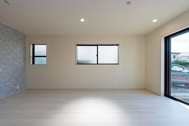 モダンなデザインと暮らしやすさを両立したLDK。家族で過ごす時間も、一人の時間も心地よく。ここで始まる新しい生活に、夢が広がります。