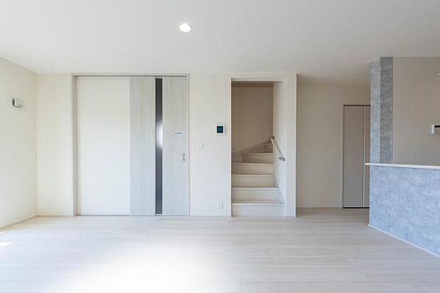 明るく、洗練されたデザインのLDKですね。リビング階段やアクセントクロスなど、魅力的なポイントがたくさんあります。ファミリー層の心に響くセールスコメントを5パターンご提案します。