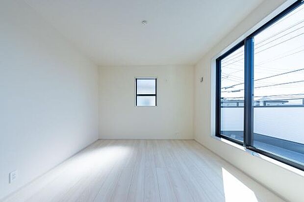 部屋の隅々まで届く、この明るさをぜひ現地で体感してください。ご家族の笑顔が自然と増える、陽だまりの空間が待っています。