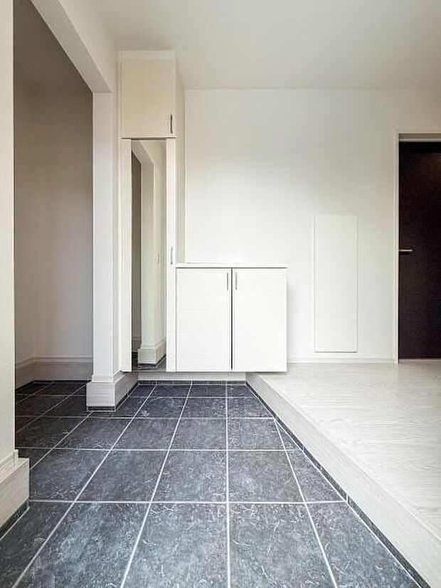 明るく迎えてくれる玄関には、家族の暮らしを支えるシューズクロークを完備。収納力と美しさを両立し、スッキリした毎日を始めませんか?