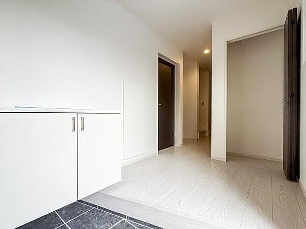 ベビーカーを置いても余裕のある、ゆったりとした玄関。お子様が靴を履くのを隣で手伝ってあげられる、子育てに嬉しい空間です。