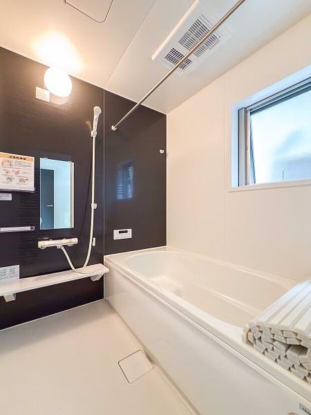 足を伸ばして入れる広々とした浴槽。お子様と一緒のバスタイムも、のびのびと楽しめます。