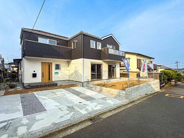 広いお庭とゆとりの駐車2台分!週末は家族でBBQ、子供たちは裸足で駆け回る。そんな笑顔あふれる毎日が叶う理想の住まいです。