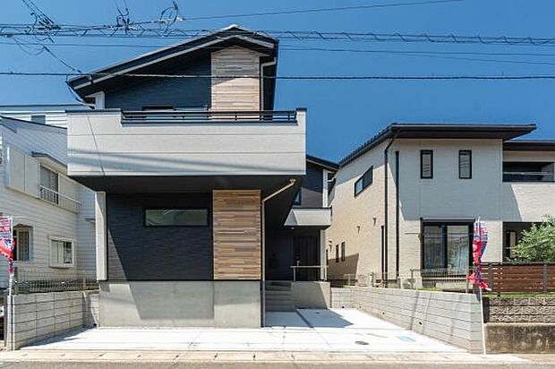 誇りを感じる美しい外観で、毎日を心地よくスタート。ゆとりのカースペース2台付き、家族のお出かけをスムーズにし、暮らしを豊かに彩ります。解放的で陽当たりが良く、魅力ポイントです。