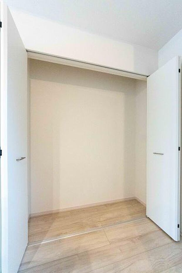 扉の向こうは家族の宝箱。まとめ買いした食材や、普段使わない調理器具もすっきり収納。いつも片付いたキッチンで、お料理がもっと楽しく。