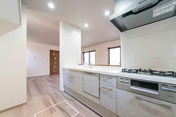 使いやすさと美しさを両立した機能的な空間。広々としたカウンターは、お子様の宿題を見守る場や、夜の語らいの場としても重宝します。