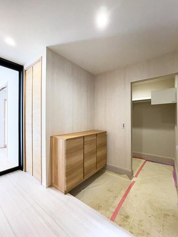 「シューズクローク付き」「玄関に靴がいっぱいで、出入りしにくい」「玄関にベビーカーや外遊びのおもちゃを置きたいけど、スペースがない」。こんなお悩みを解決するのが、「シューズクローク付き玄関」です。