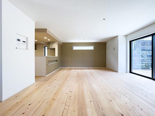 【五感で味わう】素足で感じる、無垢材の温もりと心地よさ。本物の木だけが持つ豊かな香りと質感が、五感を優しく満たします。