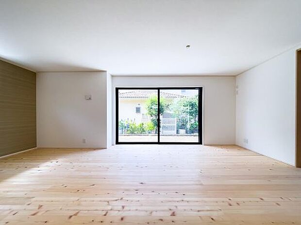 【深呼吸する家】思わず深呼吸したくなる、自然素材に包まれたリビング。ご家族の心と身体が、健やかに育まれる空間です。