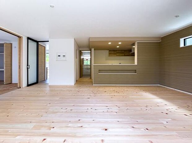 【裸足のくつろぎ】夏はさらりと涼しく、冬は温かい。一年中、ご家族みんなが裸足で過ごしたくなる、理想のくつろぎ空間です。