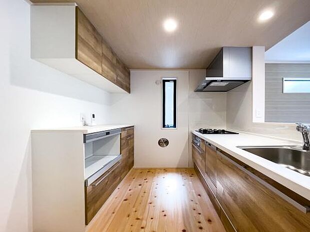 【ショールームのよう】調理器具から食器まで、全てが美しく収まる圧倒的な収納力。いつでも、ショールームのような空間を保てます。