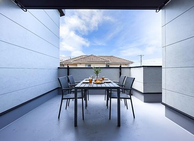 【プライベート・カフェ】ご家族だけのプライベートな青空カフェに。夜は星空を眺めながら、静かで豊かな時間をお過ごしください。暮らしが広がる、贅沢なアウトドア空間です。※家具はCGイメージ画像です。