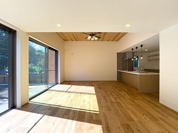 光、風、緑。自然の恵みを全身で感じるリビング。デザインされた心地よい空間で、家族の新しい物語が始まります。ぜひ現地でこの開放感を体感してください。