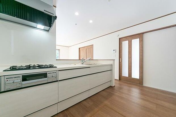 リビングで遊ぶお子様を見守りながらお料理ができる対面式。家族の笑顔と会話が絶えない、あたたかい毎日が目に浮かびますね。