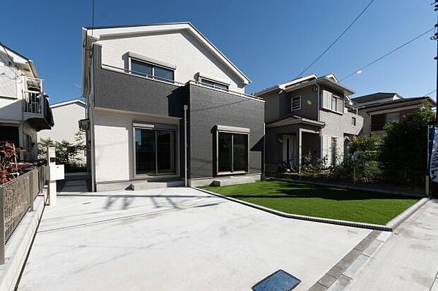 「ただいま！」の声が響き渡る、温かい我が家。落ち着いたデザインの外観が、ご家族を優しく迎え入れます。