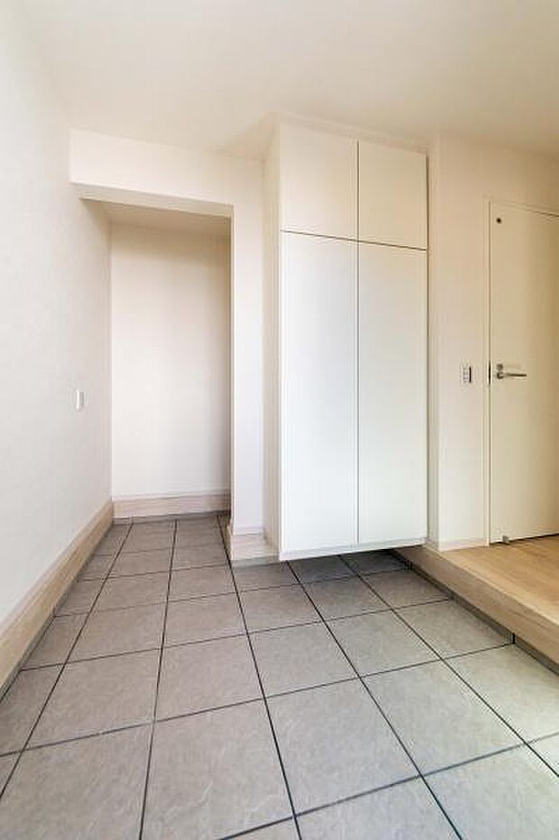 広々とした玄関は、お子様が靴を履くのも楽々。ベビーカーを置いても余裕のスペースで、忙しい朝の準備もスムーズに進みます。