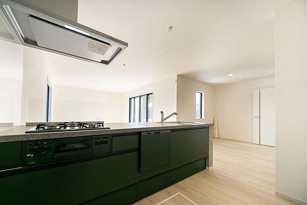 お料理をしながらリビング全体を見渡せる設計。お子様を見守りながら、家族との会話がもっと弾む素敵な毎日を。