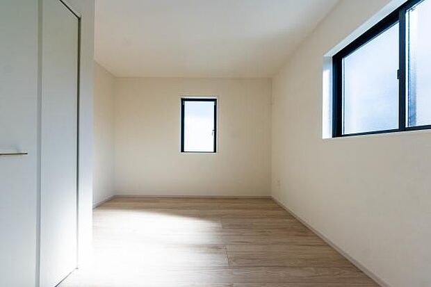 窓から優しい光が差し込むこのお部屋は、お子様の成長を見守る特別な空間に。勉強も遊びも、のびのびと。家族の笑顔が育つ場所です。