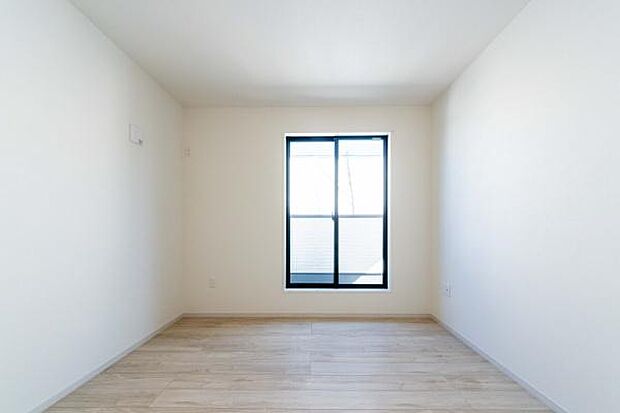 柔らかな陽だまりができるこの場所は、家族みんなのお気に入りに。毎朝気持ちよく目覚め、穏やかな時間が流れる暮らしが待っています。